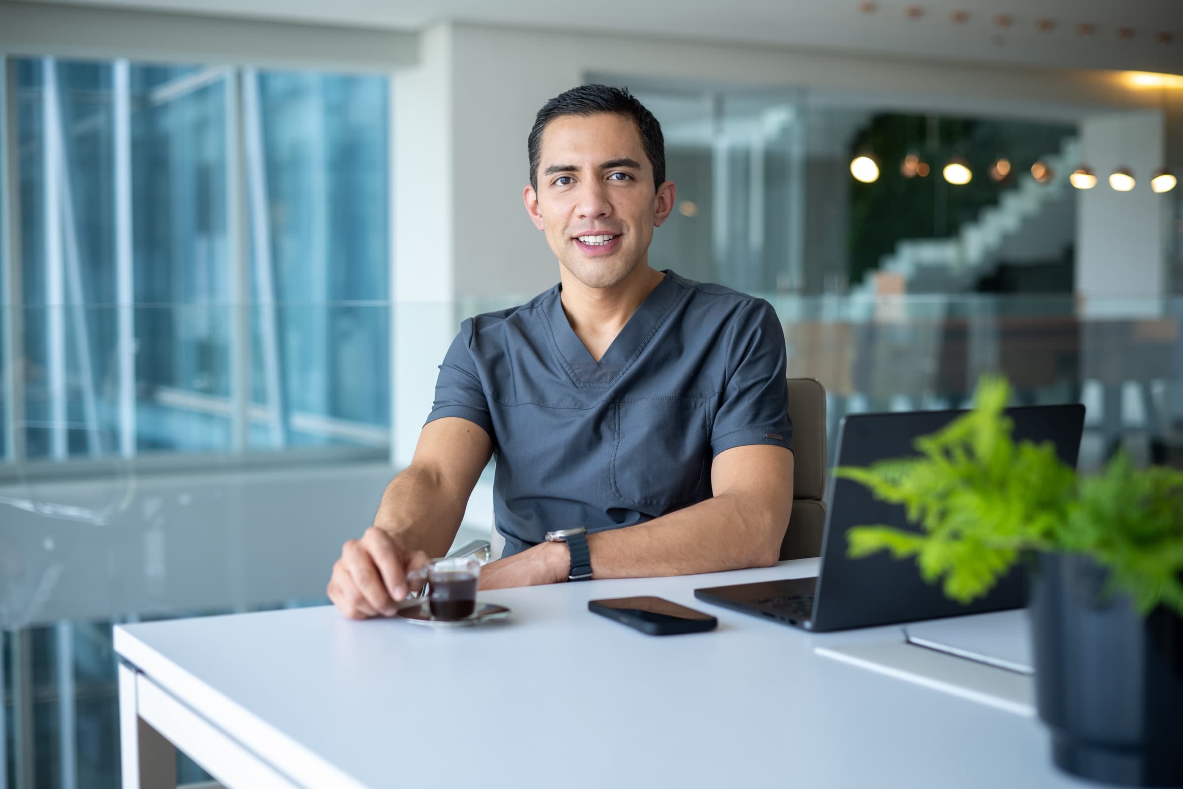 Dr. Roberto Galicia en consulta